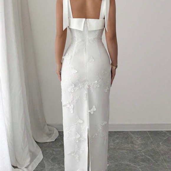 Elegant White Embroidered Lace Dress - Picture 2 of 2